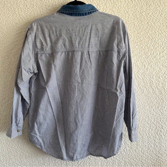 Basic Editions Women’s Vintage Denim Collar Barn Embroidery Shirt Size Medium - Picture 3 of 10
